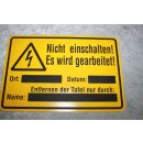 Magnetschild mit dem Hinweis: Nicht einschalten! Es wird...
